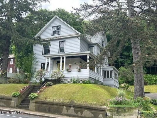 Exterior, Facade, Queen Anne Victorian