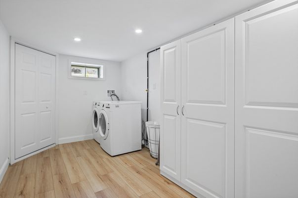 Interior, Recessed Lighting, Washer, Wood Texture Flooring
