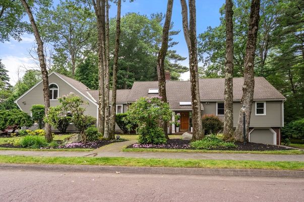 Attached, Exterior, Facade, Cape Cod