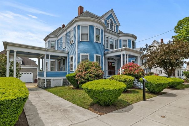 Attached, Exterior, Facade, Queen Anne Victorian