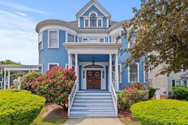 Exterior, Facade, Queen Anne Victorian