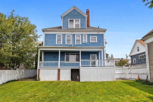 Exterior, Facade, American Foursquare