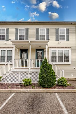 Exterior, Facade, Rowhouse