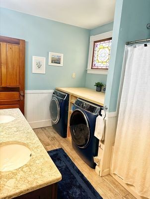 Interior, Washer, Wood Texture Flooring