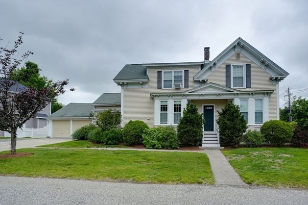 Attached, Exterior, Facade, Farmhouse