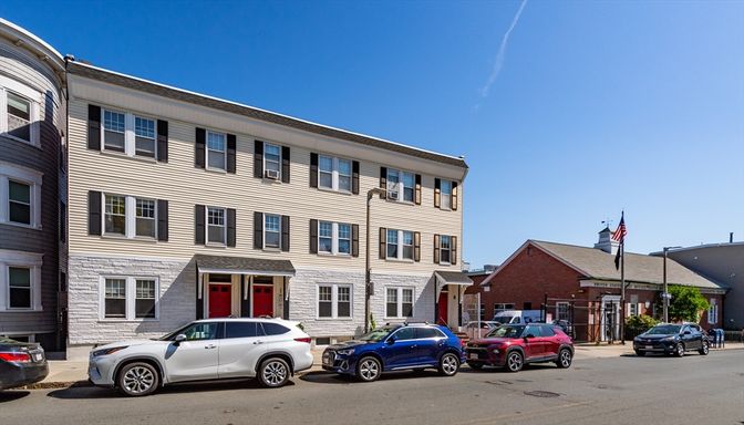 Exterior, Facade, Rowhouse