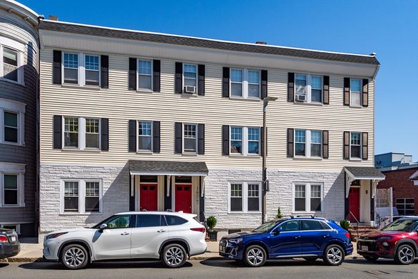 Exterior, Facade, Rowhouse