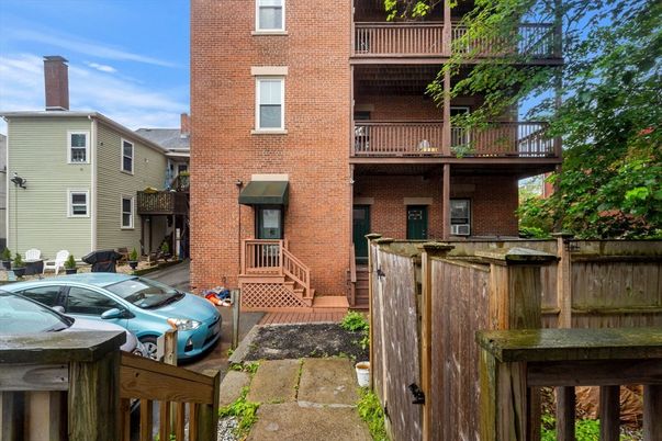 Exterior, Facade, Brick Facade, Rowhouse