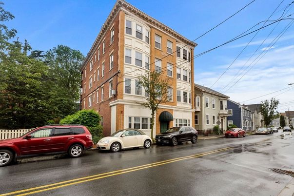 Exterior, Facade, Rowhouse