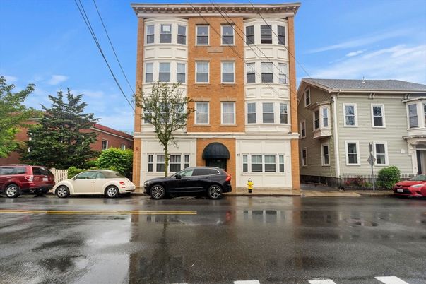 Exterior, Facade, Rowhouse