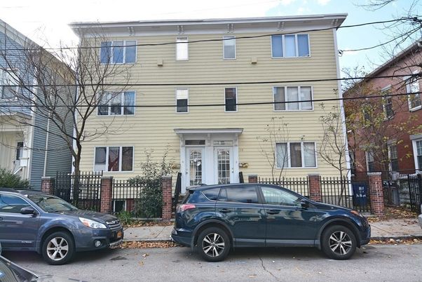 Exterior, Facade, Rowhouse