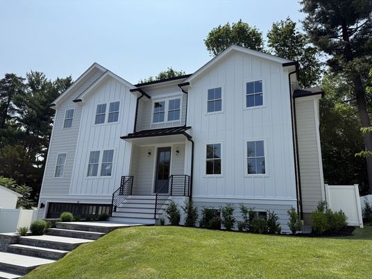 Exterior, Facade, Farmhouse