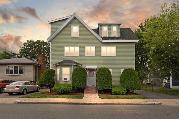Exterior, Facade, Queen Anne Victorian