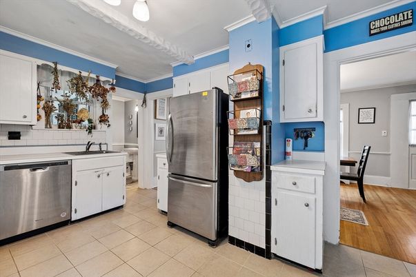 Dining room, Interior, Kitchen, Stainless Steel Appliances, Wood Texture Flooring