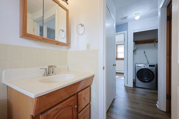 Interior, Utility Closets, Washer, Wood Texture Flooring