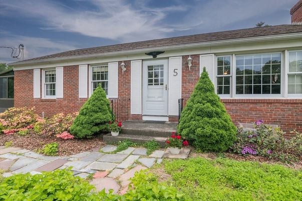 Exterior, Facade, Brick Facade, Ranch