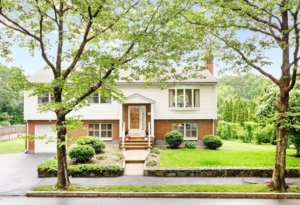 Attached, Exterior, Facade, Brick Facade, Raised Ranch