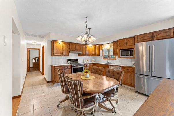 Dining room, Interior, Kitchen, Pendant Lights, Stainless Steel Appliances