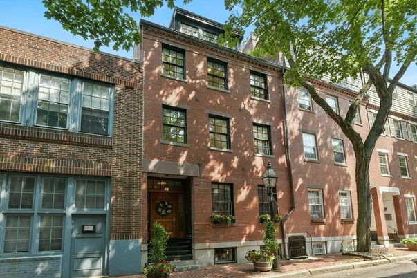 Exterior, Facade, Brick Facade, Rowhouse