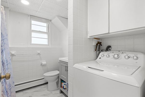 Bathroom, Interior, Marble, Recessed Lighting, Washer