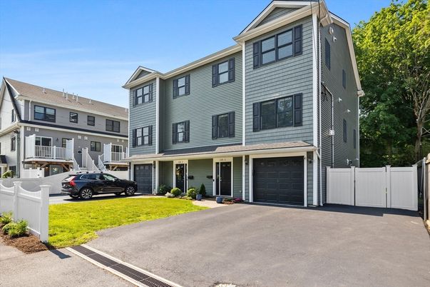 Attached, Exterior, Facade, Rowhouse