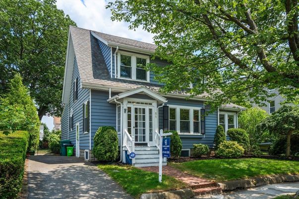 Exterior, Facade, American Foursquare