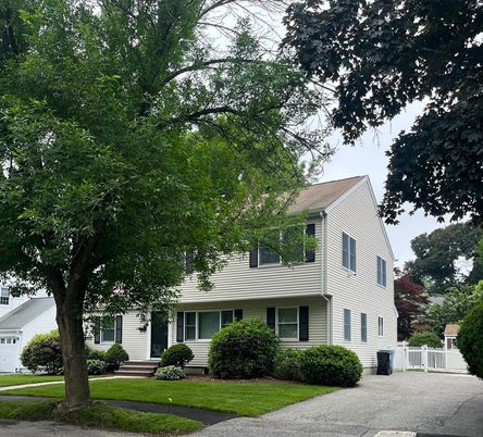 Exterior, Facade, Split Level