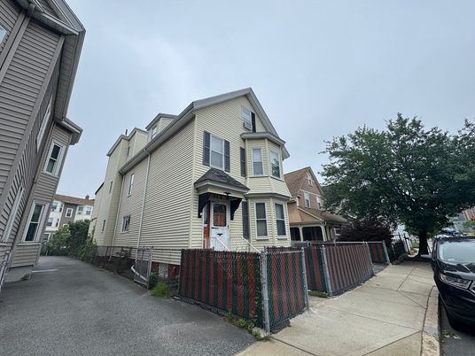 Exterior, Facade, Queen Anne Victorian