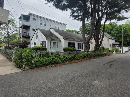 Exterior, Facade, Cape Cod
