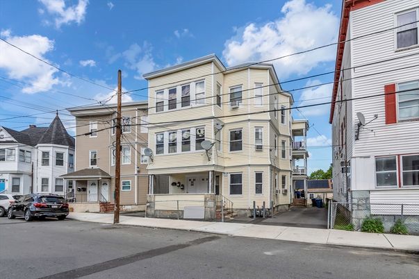Exterior, Facade, Rowhouse