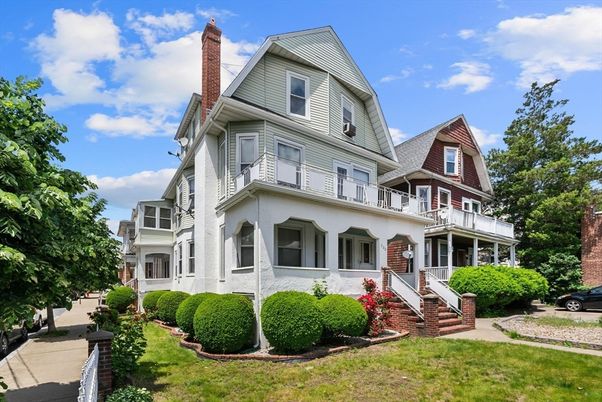 Exterior, Facade, Queen Anne Victorian