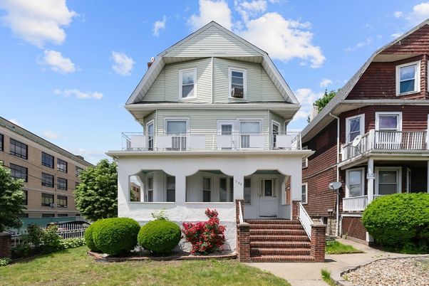 Exterior, Facade, Queen Anne Victorian
