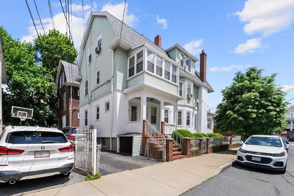 Exterior, Facade, Queen Anne Victorian