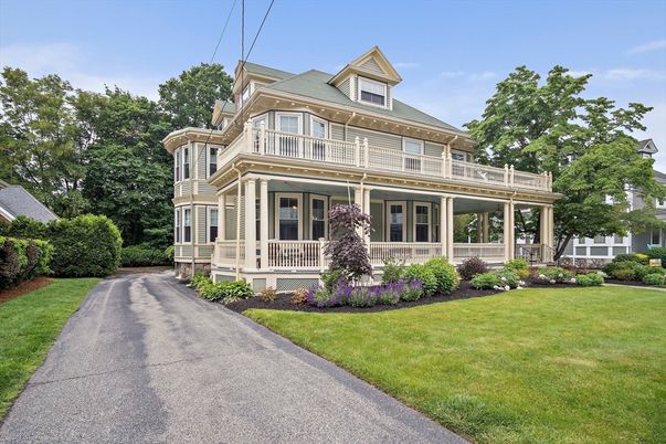 Exterior, Facade, Queen Anne Victorian