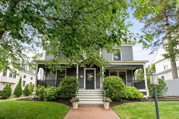 Exterior, Facade, Queen Anne Victorian