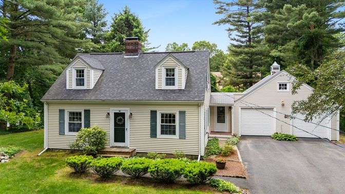 Attached, Exterior, Facade, Cape Cod