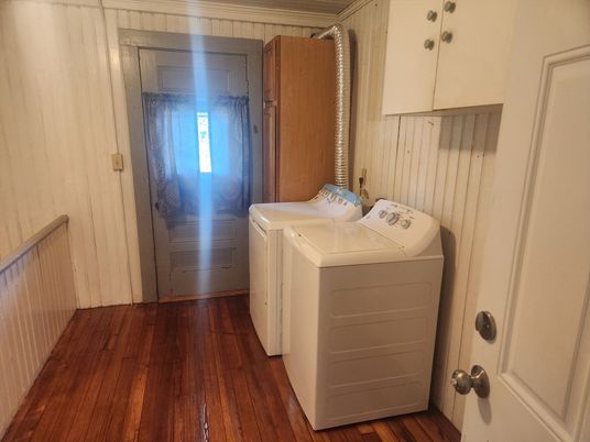 Interior, Washer, Wood Texture Flooring