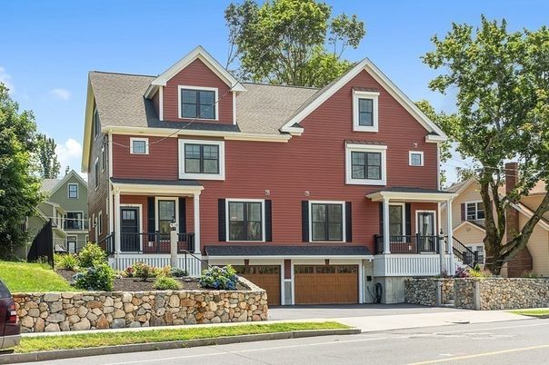 Attached, Exterior, Facade, Queen Anne Victorian