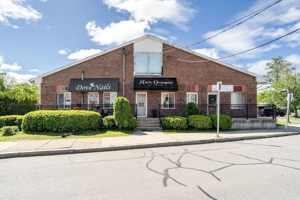 Exterior, Facade, Brick Facade, Brick Traditional