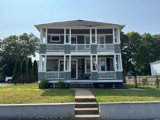 Exterior, Facade, American Foursquare