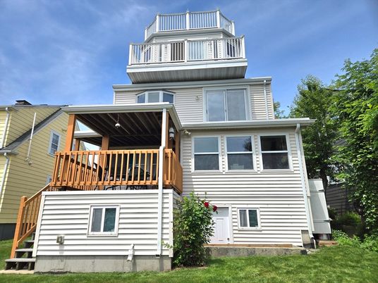 Exterior, Facade, Queen Anne Victorian