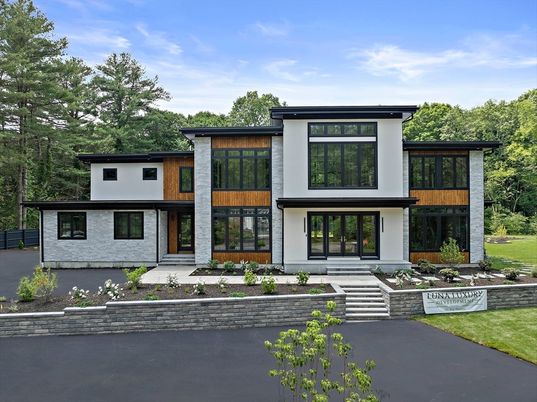 Exterior, Facade, Modern