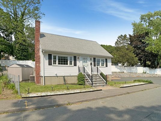 Exterior, Facade, Cape Cod
