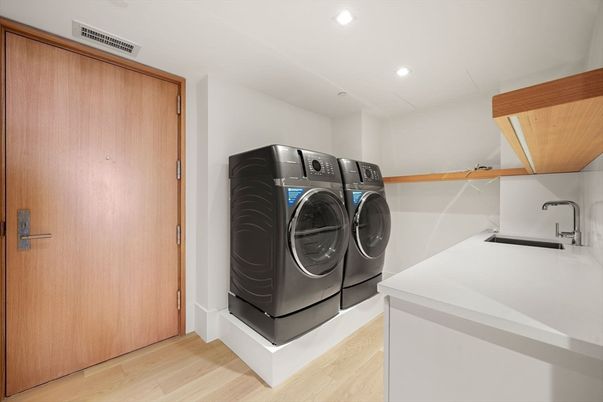 Interior, Recessed Lighting, Washer, Wood Texture Flooring