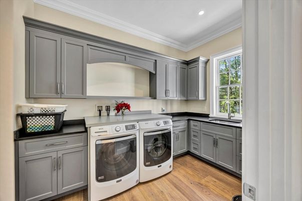 Interior, Recessed Lighting, Washer, Wood Texture Flooring