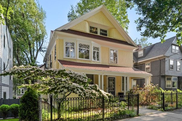 Exterior, Facade, Queen Anne Victorian