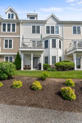 Exterior, Facade, Rowhouse
