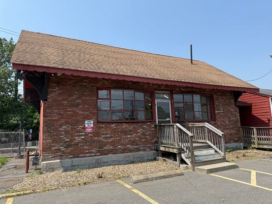 Exterior, Facade, Brick Facade, Cape Cod