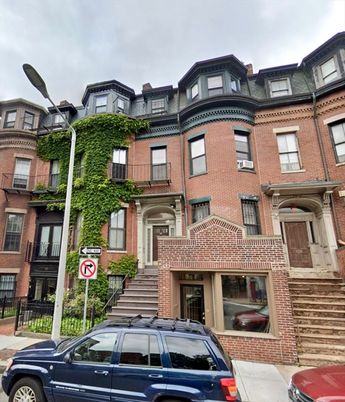 Exterior, Facade, Brick Facade, Rowhouse