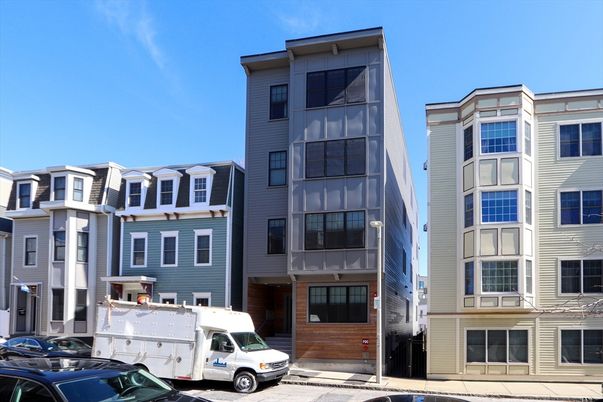 Exterior, Facade, Rowhouse